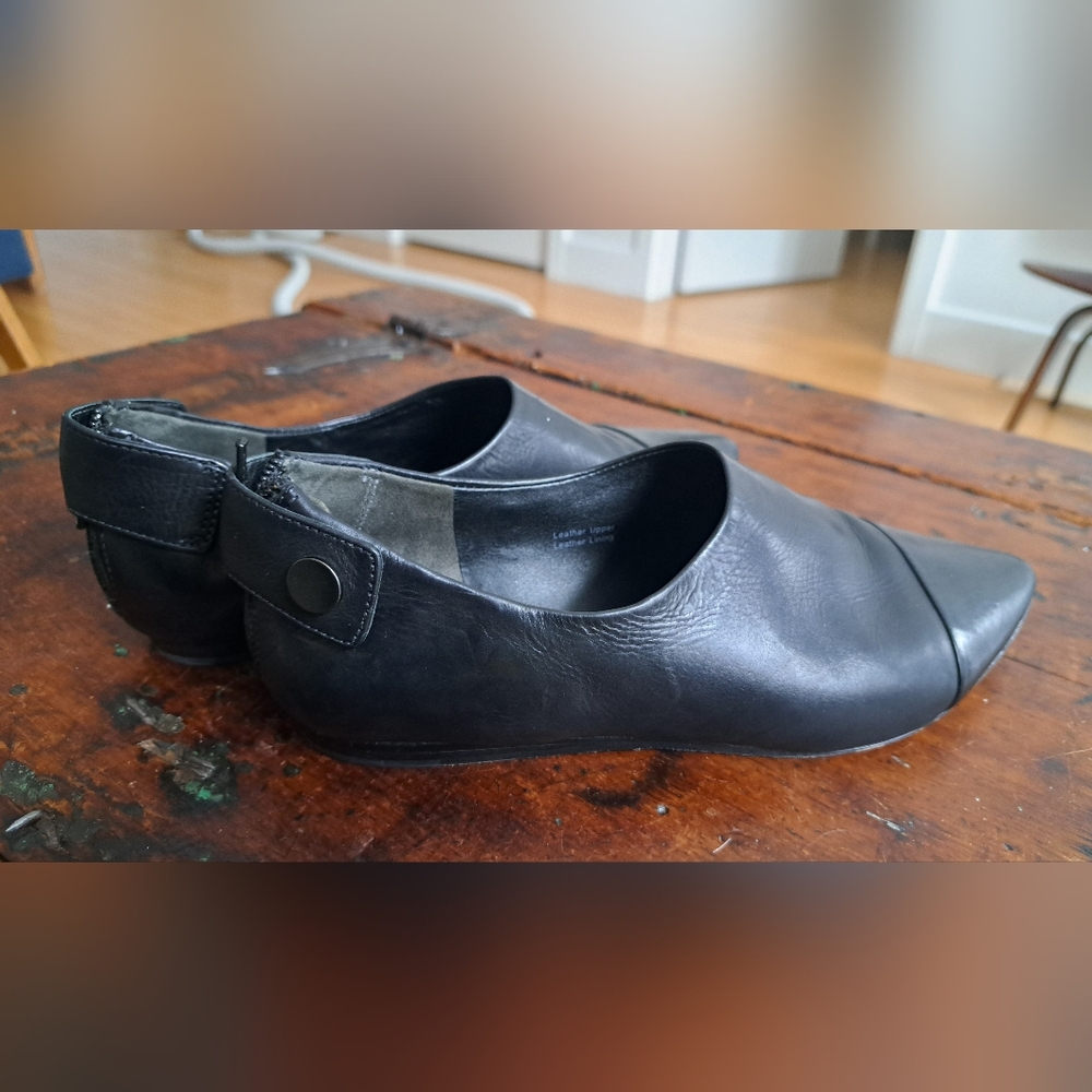 Vince Women's Dark Leather Flats - Picture 8 of 8